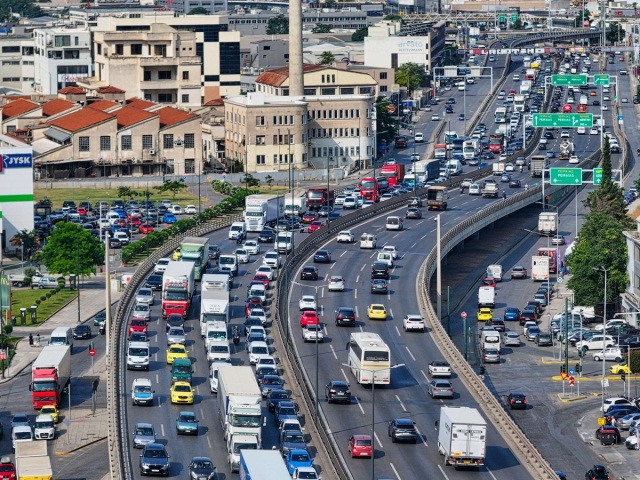 ΚΙΝΗΣΗ ΣΤΟΥΣ ΔΡΟΜΟΥΣ: ΣΥΓΚΡΟΥΣΗ ΤΡΙΩΝ ΟΧΗΜΑΤΩΝ ΣΤΟΝ ΚΗΦΙΣΟ, ΣΤΟ «ΚΟΚΚΙΝΟ» ΤΟ ΡΕΥΜΑ ΠΡΟΣ ΛΑΜΙΑ