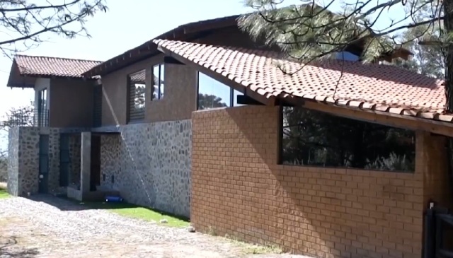 &Tau;&omicron; &kappa;&rho;&eta;&sigma;&phi;ύ&gamma;&epsilon;&tau;&omicron; &pi;&omicron;&upsilon; &epsilon;&nu;&tau;&omicron;&pi;ί&sigma;&tau;&eta;&kappa;&epsilon; &omicron; &Epsilon;&lambda; &Mu;έ&nu;&tau;&sigma;&omicron;: &Delta;&iota;ώ&rho;&omicron;&phi;&eta; &beta;ί&lambda;&alpha; &delta;ί&pi;&lambda;&alpha; &sigma;&tau;&omicron; &delta;ά&sigma;&omicron;&sigmaf; &pi;&omicron;&upsilon; &pi;&rho;&omicron;&sigma;&pi;ά&theta;&eta;&sigma;&epsilon; &nu;&alpha; &xi;&epsilon;&phi;ύ&gamma;&epsilon;&iota;, &sigma;&epsilon; &mu;&iota;&alpha; &alpha;&kappa;&rho;&iota;&beta;ή &pi;&epsilon;&rho;&iota;&omicron;&chi;ή &tau;&omicron;&upsilon; &Chi;&alpha;&lambda;ί&sigma;&kappa;&omicron;