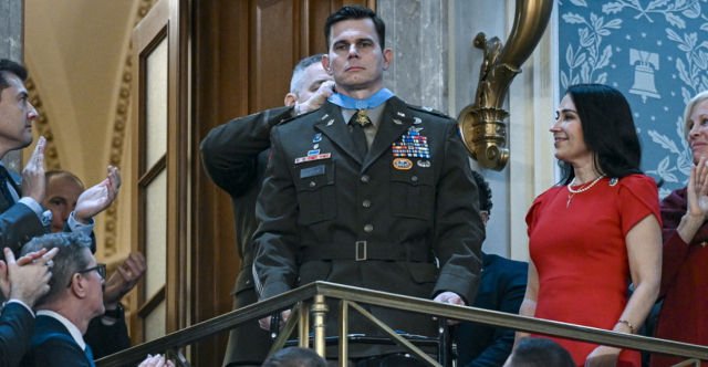 &Omicron; &Tau;&rho;&alpha;&mu;&pi; &tau;ί&mu;&eta;&sigma;&epsilon; &pi;&iota;&lambda;ό&tau;&omicron; &pi;&omicron;&upsilon; &tau;&rho;&alpha;&upsilon;&mu;&alpha;&tau;ί&sigma;&tau;&eta;&kappa;&epsilon; &sigma;&tau;&eta;&nu; &epsilon;&pi;&iota;&chi;&epsilon;ί&rho;&eta;&sigma;&eta; &kappa;&alpha;&tau;ά &Mu;&alpha;&delta;&omicron;ύ&rho;&omicron;: &laquo;&Delta;έ&chi;&tau;&eta;&kappa;&epsilon; &tau;έ&sigma;&sigma;&epsilon;&rho;&iota;&sigmaf; &pi;&upsilon;&rho;&omicron;&beta;&omicron;&lambda;&iota;&sigma;&mu;&omicron;ύ&sigmaf; &pi;&omicron;&upsilon; &delta;&iota;έ&lambda;&upsilon;&sigma;&alpha;&nu; &tau;&omicron; &pi;ό&delta;&iota; &tau;&omicron;&upsilon;&raquo;