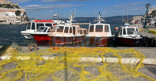 &Alpha;&nu;&alpha;&sigma;&tau;ά&tau;&omega;&sigma;&eta; &sigma;&tau;&alpha; &gamma;&upsilon;&rho;ί&sigma;&mu;&alpha;&tau;&alpha; &tau;&eta;&sigmaf; &tau;&alpha;&iota;&nu;ί&alpha;&sigmaf; &mu;&epsilon; &tau;&omicron;&nu; &Mu;&pi;&rho;&alpha;&nu;&tau; &Pi;&iota;&tau; &sigma;&tau;&eta;&nu; Ύ&delta;&rho;&alpha; &alpha;&pi;ό &theta;&alpha;&lambda;ά&sigma;&sigma;&iota;&alpha; &tau;&alpha;&xi;ί &sigma;&tau;&omicron; &lambda;&iota;&mu;ά&nu;&iota;: &laquo;&Mu;&alpha;&sigmaf; &epsilon;ί&pi;&alpha;&nu; &tau;&epsilon;&lambda;&epsilon;&upsilon;&tau;&alpha;ί&alpha; &sigma;&tau;&iota;&gamma;&mu;ή &nu;&alpha; &phi;ύ&gamma;&omicron;&upsilon;&mu;&epsilon;, &delta;&epsilon;&nu; &theta;