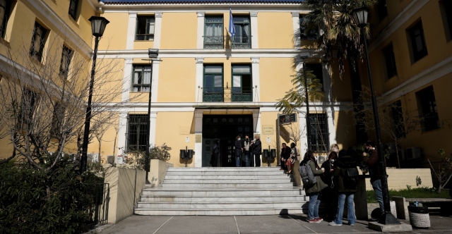 ΖΕΥΓΑΡΙ ΜΕ 2 ΜΑΧΑΙΡΙΑ 16 ΕΚΑΤΟΣΤΩΝ ΠΡΟΣΠΑΘΗΣΕ ΝΑ ΜΠΕΙ ΣΤΑ ΔΙΚΑΣΤΗΡΙΑ ΤΗΣ ΕΥΕΛΠΙΔΩΝ, ΤΟΥΣ ΣΥΝΕΛΑΒΕ Η ΔΙΚΑΣΤΙΚΗ ΑΣΤΥΝΟΜΙΑ