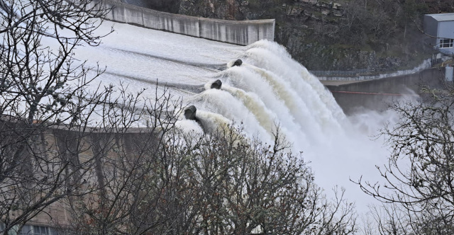 ΔΕΙΤΕ ΒΙΝΤΕΟ: ΠΩΣ ΟΙ ΒΟΥΛΓΑΡΟΙ ΑΝΟΙΓΟΥΝ ΤΟ ΦΡΑΓΜΑ ΤΟΥ ΙΒΑΙΛΟΦΓΚΡΑΝΤ ΚΑΙ ΤΕΡΑΣΤΙΕΣ ΠΟΣΟΤΗΤΕΣ ΝΕΡΟΥ ΚΑΤΑΛΗΓΟΥΝ ΣΤΟΝ ΕΒΡΟ ΜΕΣΩ ΤΟΥ ΑΡΔΑ