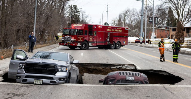 Ά&nu;&omicron;&iota;&xi;&epsilon; &tau;&rho;ύ&pi;&alpha; &sigma;&epsilon; &delta;&rho;ό&mu;&omicron; &sigma;&tau;&eta; &Nu;&epsilon;&mu;&pi;&rho;ά&sigma;&kappa;&alpha; &kappa;&alpha;&iota; &laquo;&kappa;&alpha;&tau;ά&pi;&iota;&epsilon;&raquo; &delta;ύ&omicron; &alpha;&upsilon;&tau;&omicron;&kappa;ί&nu;&eta;&tau;&alpha;, &delta;&epsilon;ί&tau;&epsilon; &beta;ί&nu;&tau;&epsilon;&omicron;