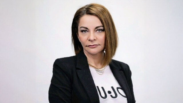 &Pi;έ&theta;&alpha;&nu;&epsilon; &eta; &delta;&eta;&mu;&omicron;&sigma;&iota;&omicron;&gamma;&rho;ά&phi;&omicron;&sigmaf; &Alpha;&nu;&tau;&iota;&gamma;ό&nu;&eta; &Pi;&alpha;&nu;έ&lambda;&lambda;&eta; &sigma;&epsilon; &eta;&lambda;&iota;&kappa;ί&alpha; 57 &epsilon;&tau;ώ&nu;