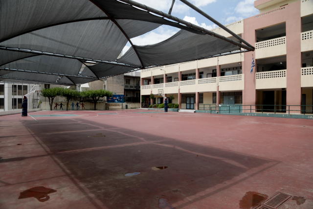 &Alpha;&nu;&alpha;&sigma;&tau;ά&tau;&omega;&sigma;&eta; &sigma;&epsilon; &sigma;&chi;&omicron;&lambda;&epsilon;ί&omicron; &sigma;&tau;&omicron;&upsilon; &Rho;έ&nu;&tau;&eta;: 85&chi;&rho;&omicron;&nu;&omicron;&sigmaf; &alpha;&pi;&epsilon;ί&lambda;&eta;&sigma;&epsilon; &mu;&epsilon; &alpha;&epsilon;&rho;&omicron;&beta;ό&lambda;&omicron; &mu;&alpha;&theta;&eta;&tau;έ&sigmaf; &epsilon;&pi;&epsilon;&iota;&delta;ή &tau;&omicron;&nu; &epsilon;&nu;&omicron;&chi;&lambda;&omicron;ύ&sigma;&alpha;&nu;