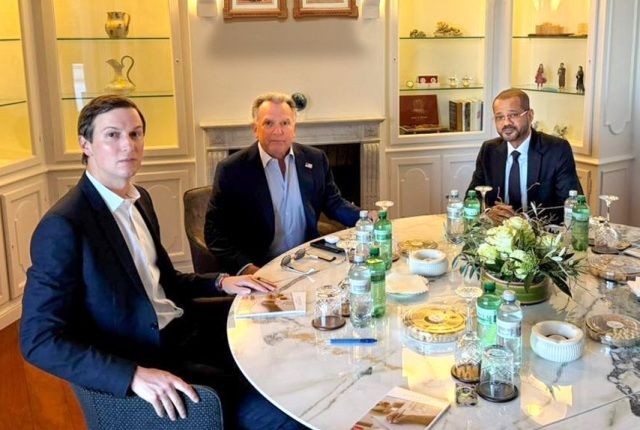 &Eta;&Pi;&Alpha; &kappa;&alpha;&iota; &Iota;&rho;ά&nu; &epsilon;ί&nu;&alpha;&iota; &alpha;&nu;&omicron;&iota;&kappa;&tau;έ&sigmaf; &sigma;&epsilon; &laquo;&nu;έ&epsilon;&sigmaf; &kappa;&alpha;&iota; &delta;&eta;&mu;&iota;&omicron;&upsilon;&rho;&gamma;&iota;&kappa;έ&sigmaf; &iota;&delta;έ&epsilon;&sigmaf;&raquo;, &lambda;έ&nu;&epsilon; &omicron;&iota; &mu;&epsilon;&sigma;&omicron;&lambda;&alpha;&beta;&eta;&tau;έ&sigmaf; &sigma;&tau;&eta; &Gamma;&epsilon;&nu;&epsilon;ύ&eta;: &laquo;&Delta;&epsilon;ί&chi;&nu;&omicron;&upsilon;&nu; &alpha;&sigma;&upsilon;&nu;ή&theta;&iota;&sigma;&tau;&eta; &epsilon;&upsilon;&epsilon;&lambda;&iota;&xi;ί&alpha;&raquo;