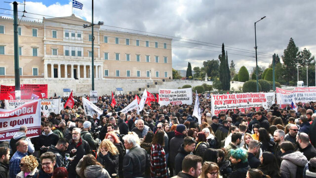 &Sigma;&upsilon;&gamma;&kappa;&epsilon;&nu;&tau;&rho;ώ&sigma;&epsilon;&iota;&sigmaf; &sigma;&epsilon; ό&lambda;&eta; &tau;&eta; &chi;ώ&rho;&alpha; &gamma;&iota;&alpha; &tau;&alpha; &tau;&rho;ί&alpha; &chi;&rho;ό&nu;&iota;&alpha; &alpha;&pi;ό &tau;&omicron; &delta;&upsilon;&sigma;&tau;ύ&chi;&eta;&mu;&alpha; &tau;&omega;&nu; &Tau;&epsilon;&mu;&pi;ώ&nu;, &pi;&omicron;&lambda;ί&tau;&epsilon;&sigmaf; &alpha;&phi;ή&nu;&omicron;&upsilon;&nu; &lambda;&omicron;&upsilon;&lambda;&omicron;ύ&delta;&iota;&alpha; &sigma;&tau;&omicron; &sigma;&eta;&mu;&epsilon;ί&omicron; &tau;&eta;&sigmaf; &tau;&rho;&alpha;&gamma;&omega;&delta;ί&alpha;&sigmaf;