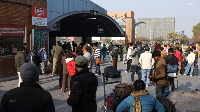 ΑΕΡΟΠΟΡΙΚΟ ΧΑΟΣ ΣΤΗ ΜΕΣΗ ΑΝΑΤΟΛΗ: ΤΑΛΑΙΠΩΡΙΑ ΓΙΑ ΕΚΑΤΟΝΤΑΔΕΣ ΧΙΛΙΑΔΕΣ ΕΠΙΒΑΤΕΣ, ΑΚΥΡΩΣΕΙΣ ΠΤΗΣΕΩΝ ΚΑΙ ΚΛΕΙΣΤΟΙ ΕΝΑΕΡΙΟΙ ΧΩΡΟΙ