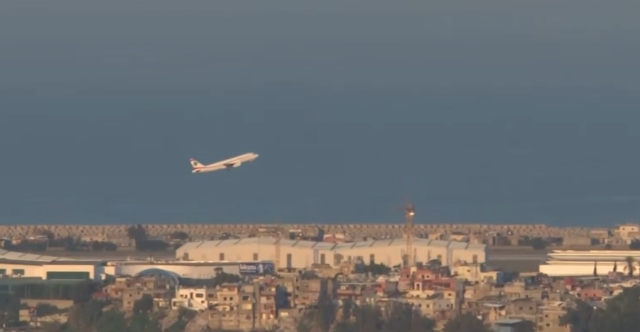 ΕΠΙΒΑΤΙΚΟ ΑΕΡΟΠΛΑΝΟ ΑΠΟΓΕΙΩΝΕΤΑΙ ΜΕΣΑ ΣΕ ΚΑΠΝΟΥΣ ΚΑΙ ΕΚΡΗΞΕΙΣ ΣΤΗ ΒΗΡΥΤΟ, ΔΕΙΤΕ ΒΙΝΤΕΟ