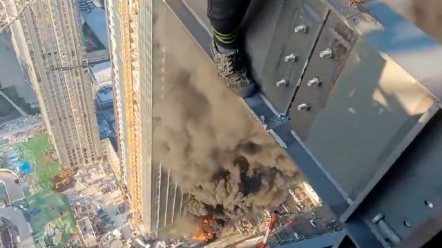 ΤΡΟΜΑΚΤΙΚΟ ΒΙΝΤΕΟ: ΚΙΝΕΖΟΙ ΕΡΓΑΤΕΣ ΣΕ ΣΚΑΛΩΣΙΑ ΣΤΟ ΤΕΛ ΑΒΙΒ ΒΛΕΠΟΥΝ ΚΤΙΡΙΟ ΑΠΟ ΚΑΤΩ ΤΟΥΣ ΝΑ ΕΧΕΙ ΧΤΥΠΗΘΕΙ ΑΠΟ ΠΥΡΑΥΛΟ