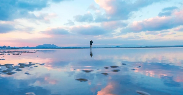 Η ΕΝΤΥΠΩΣΙΑΚΗ ΠΑΡΑΛΙΑ ΤΗΣ ΙΑΠΩΝΙΑΣ ΠΟΥ ΕΓΙΝΕ VIRAL ΣΤΟ INSTAGRAM, ΑΛΛΑ ΟΙ ΝΤΟΠΙΟΙ ΤΗΝ ΠΡΟΣΤΑΤΕΥΣΑΝ ΑΠΟ ΤΟΝ ΥΠΕΡΤΟΥΡΙΣΜΟ