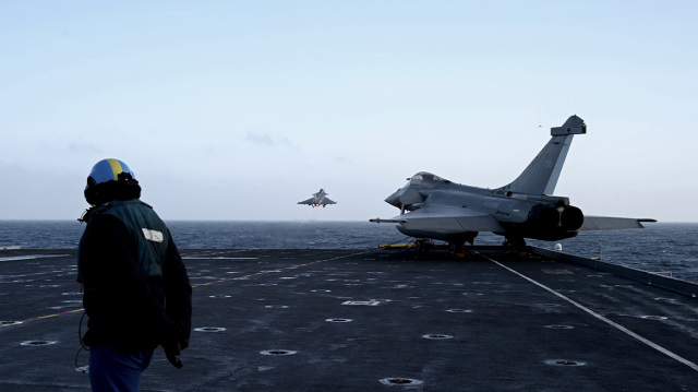 &Gamma;&alpha;&lambda;&lambda;&iota;&kappa;ή &alpha;&sigma;&pi;ί&delta;&alpha; &sigma;&tau;&eta;&nu; &Kappa;ύ&pi;&rho;&omicron;, &omicron; &Mu;&alpha;&kappa;&rho;ό&nu; &sigma;&tau;έ&lambda;&nu;&epsilon;&iota; &alpha;&epsilon;&rho;&omicron;&sigma;&kappa;ά&phi;&eta;, &mu;ί&alpha; &phi;&rho;&epsilon;&gamma;ά&tau;&alpha; &kappa;&alpha;&iota; &tau;&omicron; &alpha;&epsilon;&rho;&omicron;&pi;&lambda;&alpha;&nu;&omicron;&phi;ό&rho;&omicron; Charles de Gaulle &sigma;&tau;&eta; &Mu;&epsilon;&sigma;ό&gamma;&epsilon;&iota;&omicron;