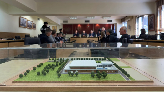 &Theta;&epsilon;&sigma;&sigma;&alpha;&lambda;&omicron;&nu;ί&kappa;&eta;: &Xi;&epsilon;&kappa;&iota;&nu;ά &eta; &kappa;&alpha;&tau;&alpha;&sigma;&kappa;&epsilon;&upsilon;ή &kappa;&omicron;&lambda;&upsilon;&mu;&beta;&eta;&tau;&eta;&rho;ί&omicron;&upsilon; &mu;&epsilon; &tau;&rho;&epsilon;&iota;&sigmaf; &pi;&iota;&sigma;ί&nu;&epsilon;&sigmaf; &kappa;&alpha;&iota; &beta;&alpha;&tau;ή&rho;&alpha; &kappa;&alpha;&tau;&alpha;&delta;ύ&sigma;&epsilon;&omega;&nu; 10 &mu;έ&tau;&rho;&omega;&nu;