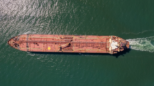 ΕΚΡΗΞΗ ΣΕ ΤΑΝΚΕΡ ΣΤΑ ΗΝΩΜΕΝΑ ΑΡΑΒΙΚΑ ΕΜΙΡΑΤΑ: ΣΩΟ ΤΟ ΠΛΗΡΩΜΑ, ΜΙΚΡΕΣ ΖΗΜΙΕΣ ΣΤΟ ΠΛΟΙΟ