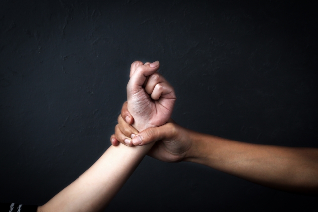 &Kappa;&alpha;&tau;&alpha;&gamma;&gamma;&epsilon;&lambda;ί&alpha; &gamma;&iota;&alpha; &epsilon;&nu;&delta;&omicron;&omicron;&iota;&kappa;&omicron;&gamma;&epsilon;&nu;&epsilon;&iota;&alpha;&kappa;ή &beta;ί&alpha; &sigma;&tau;&eta; &Rho;ό&delta;&omicron;: &Mu;&eta;&tau;έ&rho;&alpha; &kappa;&alpha;&tau;&eta;&gamma;&omicron;&rho;&epsilon;ί&tau;&alpha;&iota; &gamma;&iota;&alpha; &kappa;&alpha;&kappa;&omicron;&pi;&omicron;ί&eta;&sigma;&eta; &tau;&eta;&sigmaf; &kappa;ό&rho;&eta;&sigmaf; &tau;&eta;&sigmaf; &mu;&epsilon; &alpha;&upsilon;&tau;&iota;&sigma;&mu;ό