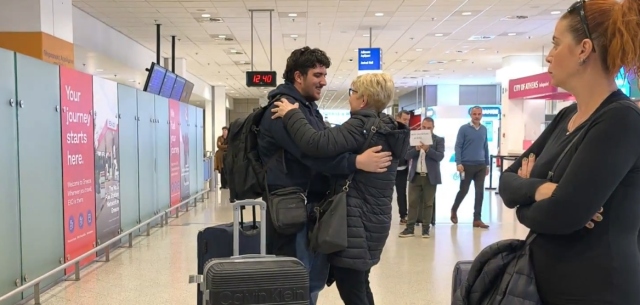 &laquo;&Alpha;&kappa;&omicron;ύ&sigma;&tau;&eta;&kappa;&alpha;&nu; &sigma;&epsilon;&iota;&rho;ή&nu;&epsilon;&sigmaf;, &phi;&tau;&iota;ά&xi;&alpha;&mu;&epsilon; &mu;&iota;&alpha; &beta;&alpha;&lambda;ί&tau;&sigma;&alpha; &kappa;&alpha;&iota; &phi;ύ&gamma;&alpha;&mu;&epsilon;&raquo;: &Sigma;&upsilon;&gamma;&kappa;&lambda;&omicron;&nu;ί&zeta;&omicron;&upsilon;&nu; &omicron;&iota; Έ&lambda;&lambda;&eta;&nu;&epsilon;&sigmaf; &pi;&omicron;&upsilon; &epsilon;&pi;&iota;&sigma;&tau;&rho;έ&phi;&omicron;&upsilon;&nu; &alpha;&pi;ό &tau;&eta; &Mu;έ&sigma;&eta; &Alpha;&nu;&alpha;&tau;&omicron;&lambda;ή