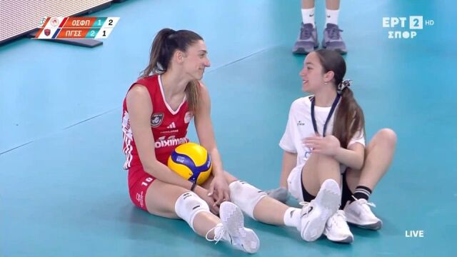 Βόλεϊ Γυναικών: Η Εμμανουηλίδου του Ολυμπιακού δεν είδε κοριτσάκι που πήγε να καθαρίσει και έπεσαν μαζί στο τάραφλεξ, βίντεο 