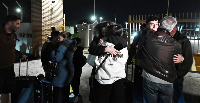 &Sigma;&tau;&iota;&sigmaf; &alpha;&gamma;&kappa;&alpha;&lambda;&iota;έ&sigmaf; &tau;&omega;&nu; &delta;&iota;&kappa;ώ&nu; &tau;&omicron;&upsilon;&sigmaf; έ&pi;&epsilon;&sigma;&alpha;&nu; &omicron;&iota; 91 Έ&lambda;&lambda;&eta;&nu;&epsilon;&sigmaf; &pi;&omicron;&upsilon; &epsilon;&pi;&alpha;&nu;&alpha;&pi;&alpha;&tau;&rho;ί&sigma;&tau;&eta;&kappa;&alpha;&nu; &alpha;&pi;ό &tau;&omicron; Ά&mu;&pi;&omicron;&upsilon; &Nu;&tau;ά&mu;&pi;&iota; - &Epsilon;&phi;&tau;&alpha;&sigma;&alpha;&nu; &mu;&epsilon; C-130 &sigma;&tau;&eta;&nu; &Epsilon;&lambda;&epsilon;&upsilon;&sigma;ί&nu;&alpha;