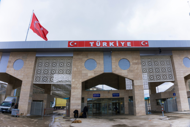 «ΕΧΟΥΜΕ ΝΑ ΚΟΙΜΗΘΟΥΜΕ 3 ΜΕΡΕΣ ΑΠΟ ΤΙΣ ΕΚΡΗΞΕΙΣ»: ΟΜΑΔΕΣ ΙΡΑΝΩΝ ΠΕΡΝΟΥΝ ΜΕ ΠΟΛΙΚΕΣ ΘΕΡΜΟΚΡΑΣΙΕΣ ΤΟ ΣΥΝΟΡΙΑΚΟ ΠΕΡΑΣΜΑ ΣΤΗΝ ΑΝΑΤΟΛΙΚΗ ΤΟΥΡΚΙΑ