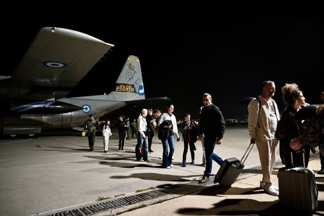 &Epsilon;&pi;&iota;&sigma;&tau;&rho;έ&phi;&omicron;&upsilon;&nu; &omicron;&iota; Έ&lambda;&lambda;&eta;&nu;&epsilon;&sigmaf; &pi;&omicron;&lambda;ί&tau;&epsilon;&sigmaf; &alpha;&pi;ό &tau;&eta; &Mu;έ&sigma;&eta; &Alpha;&nu;&alpha;&tau;&omicron;&lambda;ή: &Delta;ύ&omicron; &pi;&tau;ή&sigma;&epsilon;&iota;&sigmaf; &epsilon;&pi;&alpha;&nu;&alpha;&pi;&alpha;&tau;&rho;&iota;&sigma;&mu;&omicron;ύ &alpha;&nu;&alpha;&mu;έ&nu;&omicron;&nu;&tau;&alpha;&iota; &sigma;ή&mu;&epsilon;&rho;&alpha; &alpha;&pi;ό &tau;&omicron; &Omicron;&mu;ά&nu;