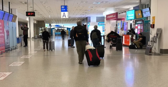 &laquo;&Alpha;&kappa;&omicron;ύ&gamma;&alpha;&mu;&epsilon; &sigma;&epsilon;&iota;&rho;ή&nu;&epsilon;&sigmaf;, &alpha;&epsilon;&rho;&omicron;&pi;&lambda;ά&nu;&alpha;, &mu;&alpha;&kappa;&rho;&iota;&nu;έ&sigmaf; &epsilon;&kappa;&rho;ή&xi;&epsilon;&iota;&sigmaf;&raquo;, &lambda;έ&nu;&epsilon; &omicron;&iota; Έ&lambda;&lambda;&eta;&nu;&epsilon;&sigmaf; &pi;&omicron;&upsilon; &epsilon;&pi;έ&sigma;&tau;&rho;&epsilon;&psi;&alpha;&nu; &alpha;&pi;ό &tau;&eta; &Mu;έ&sigma;&eta; &Alpha;&nu;&alpha;&tau;&omicron;&lambda;ή, &delta;&epsilon;ί&tau;&epsilon; &beta;ί&nu;&tau;&epsilon;&omicron;