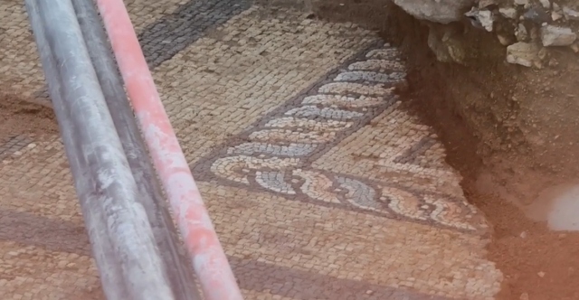 &Alpha;&pi;&omicron;&kappa;&alpha;&lambda;ύ&phi;&theta;&eta;&kappa;&epsilon; &tau;&upsilon;&chi;&alpha;ί&alpha; &alpha;&rho;&chi;&alpha;ί&omicron; &psi;&eta;&phi;&iota;&delta;&omega;&tau;ό &sigma;&tau;&eta;&nu; &omicron;&delta;ό &Epsilon;&upsilon;&rho;&iota;&pi;ί&delta;&omicron;&upsilon;, &sigma;&tau;&eta;&nu; &kappa;&alpha;&rho;&delta;&iota;ά &tau;&eta;&sigmaf; &Alpha;&theta;ή&nu;&alpha;&sigmaf;, &delta;&epsilon;ί&tau;&epsilon; &beta;ί&nu;&tau;&epsilon;&omicron;