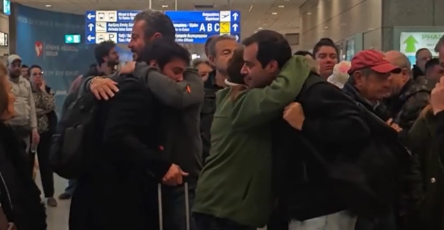 &Sigma;&upsilon;&gamma;&kappa;ί&nu;&eta;&sigma;&eta; &sigma;&tau;&omicron; &laquo;&Epsilon;&lambda;. &Beta;&epsilon;&nu;&iota;&zeta;έ&lambda;&omicron;&sigmaf;&raquo; &mu;&epsilon; &tau;&eta;&nu; ά&phi;&iota;&xi;&eta; &tau;&omega;&nu; &Epsilon;&lambda;&lambda;ή&nu;&omega;&nu; &alpha;&pi;ό &tau;&omicron; &Nu;&tau;&omicron;&upsilon;&mu;&pi;ά&iota;: &Delta;&epsilon;&nu; &epsilon;ί&nu;&alpha;&iota; &epsilon;ύ&kappa;&omicron;&lambda;&omicron; &nu;&alpha; &alpha;&kappa;&omicron;ύ&sigmaf; &beta;&omicron;&mu;&beta;&alpha;&rho;&delta;&iota;&sigma;&mu;&omicron;ύ&sigmaf;