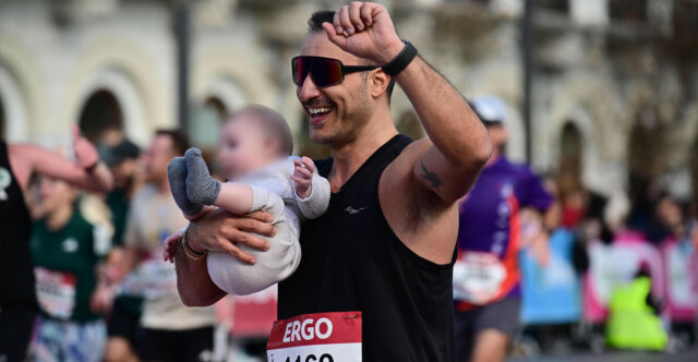 &Delta;&iota;&alpha;&gamma;&omega;&nu;&iota;&zeta;ό&mu;&epsilon;&nu;&omicron;&sigmaf; έ&tau;&rho;&epsilon;&xi;&epsilon; &mu;&epsilon; &mu;&omega;&rho;ό &sigma;&tau;&eta;&nu; &alpha;&gamma;&kappa;&alpha;&lambda;&iota;ά, ά&lambda;&lambda;&omicron;&sigmaf; &mu;&alpha;&zeta;ί &mu;&epsilon; &tau;&omicron;&nu; &sigma;&kappa;ύ&lambda;&omicron; &tau;&omicron;&upsilon;, &delta;&epsilon;ί&tau;&epsilon; ό&sigma;&alpha; έ&gamma;&iota;&nu;&alpha;&nu; &sigma;&tau;&omicron;&nu; &Eta;&mu;&iota;&mu;&alpha;&rho;&alpha;&theta;ώ&nu;&iota;&omicron; &tau;&eta;&sigmaf; &Alpha;&theta;ή&nu;&alpha;&sigmaf;