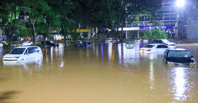 ΤΟΥΛΑΧΙΣΤΟΝ 42 ΝΕΚΡΟΙ ΑΠΟ ΠΛΗΜΜΥΡΕΣ ΣΤΗΝ ΚΕΝΥΑ, ΕΚΚΕΝΩΘΗΚΕ ΤΟ ΕΘΝΙΚΟ ΠΑΡΚΟ ΜΑΣΑΙ ΜΑΡΑ