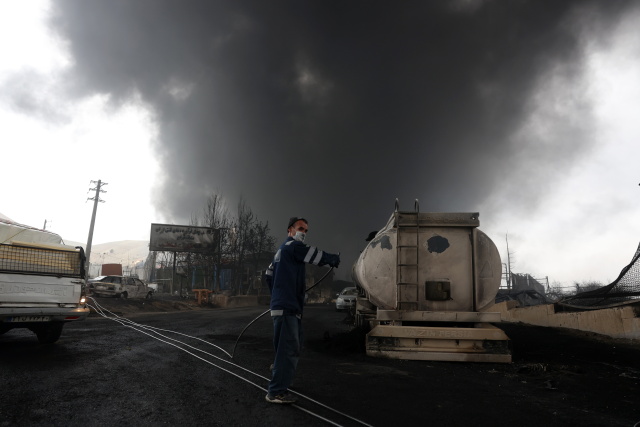 AXIOS: ΟΙ ΗΠΑ ΔΙΑΦΩΝΗΣΑΝ ΜΕ ΤΟ ΙΣΡΑΗΛ ΓΙΑ ΤΟΥΣ ΒΟΜΒΑΡΔΙΣΜΟΥΣ ΣΕ ΔΕΞΑΜΕΝΕΣ ΠΕΤΡΕΛΑΙΟΥ ΣΤΗΝ ΤΕΧΕΡΑΝΗ, ΤΙ ΦΟΒΑΤΑΙ Η ΟΥΑΣΙΝΓΚΤΟΝ