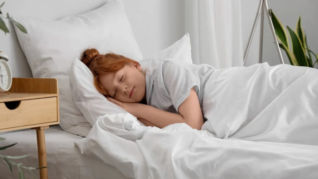 Ούτε 7 ώρες δεν κοιμούνται οι σημερινοί έφηβοι – Τι σημαίνει αυτό για την υγεία και την ανάπτυξή τους