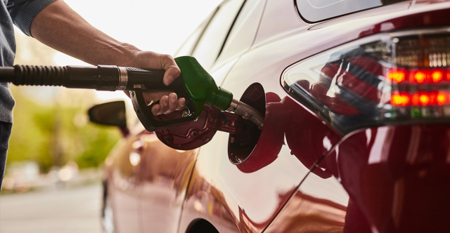 ΟΙ ΔΙΑΚΥΜΑΝΣΕΙΣ ΤΟΥ ΠΕΤΡΕΛΑΙΟΥ ΣΤΗΝ ΠΕΡΙΟΧΗ ΤΩΝ $100 ΦΕΡΝΟΥΝ ΝΩΡΙΤΕΡΑ ΤΙΣ ΑΠΟΦΑΣΕΙΣ ΓΙΑ ΜΕΤΡΑ ΣΕ ΚΑΥΣΙΜΑ, ΠΛΗΘΩΡΙΣΜΟ, ΠΑΡΑΓΩΓΗ ΚΑΙ ΒΙΟΜΗΧΑΝΙΚΟ ΡΕΥΜΑ