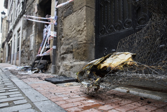 &Iota;&sigma;&pi;&alpha;&nu;ί&alpha;: &Tau;&rho;&epsilon;&iota;&sigmaf; &nu;&epsilon;&kappa;&rho;&omicron;ί &kappa;&alpha;&iota; &tau;έ&sigma;&sigma;&epsilon;&rho;&iota;&sigmaf; &tau;&rho;&alpha;&upsilon;&mu;&alpha;&tau;ί&epsilon;&sigmaf; &sigma;&epsilon; &pi;&upsilon;&rho;&kappa;&alpha;&gamma;&iota;ά &sigma;&epsilon; &kappa;&tau;ί&rho;&iota;&omicron;