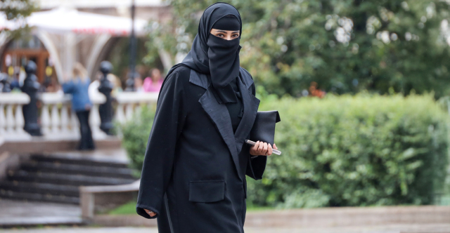 &Tau;&alpha; &delta;ύ&omicron; &sigma;&epsilon;&nu;ά&rho;&iota;&alpha; &gamma;&iota;&alpha; &tau;&eta;&nu; &alpha;&pi;&alpha;&gamma;ό&rho;&epsilon;&upsilon;&sigma;&eta; &tau;&eta;&sigmaf; &mu;&pi;&omicron;ύ&rho;&kappa;&alpha;&sigmaf;: &Sigma;&tau;ό&chi;&omicron;&sigmaf; &eta; &pi;&rho;&omicron;&sigma;&tau;&alpha;&sigma;ί&alpha; &alpha;&nu;&eta;&lambda;ί&kappa;&omega;&nu; &pi;&omicron;&upsilon; &epsilon;&xi;&alpha;&nu;&alpha;&gamma;&kappa;ά&zeta;&omicron;&nu;&tau;&alpha;&iota; &nu;&alpha; &tau;&eta; &phi;&omicron;&rho;&omicron;ύ&nu;