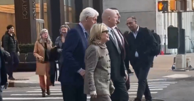 &Mu;&pi;&iota;&lambda; &Kappa;&lambda;ί&nu;&tau;&omicron;&nu; - &Chi;ί&lambda;&alpha;&rho;&iota; &Kappa;&lambda;ί&nu;&tau;&omicron;&nu;: Viral &tau;&omicron; &beta;ί&nu;&tau;&epsilon;&omicron; &mu;&epsilon; &tau;&omicron;&nu; &pi;&rho;ώ&eta;&nu; &pi;&rho;ό&epsilon;&delta;&rho;&omicron; &tau;&omega;&nu; &Eta;&Pi;&Alpha; &nu;&alpha; &sigma;&pi;&rho;ώ&chi;&nu;&epsilon;&iota; &tau;&eta; &sigma;ύ&zeta;&upsilon;&gamma;ό &tau;&omicron;&upsilon; &sigma;&epsilon; &delta;&iota;ά&beta;&alpha;&sigma;&eta; &pi;&epsilon;&zeta;ώ&nu; &sigma;&tau;&eta; &Nu;έ&alpha; &Upsilon;ό&rho;&kappa;&eta;