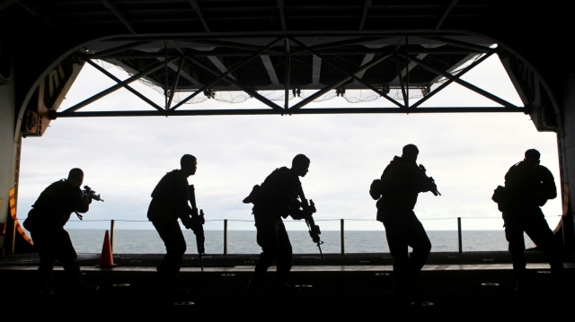 &Gamma;&iota;&alpha;&tau;ί &sigma;&tau;έ&lambda;&nu;&epsilon;&iota; &omicron; &Tau;&rho;&alpha;&mu;&pi; 2.500 &Alpha;&mu;&epsilon;&rho;&iota;&kappa;&alpha;&nu;&omicron;ύ&sigmaf; &pi;&epsilon;&zeta;&omicron;&nu;&alpha;ύ&tau;&epsilon;&sigmaf; &sigma;&tau;&eta; &Mu;έ&sigma;&eta; &Alpha;&nu;&alpha;&tau;&omicron;&lambda;ή: &Omicron; &kappa;ί&nu;&delta;&upsilon;&nu;&omicron;&sigmaf; &mu;&epsilon; &tau;&eta; &nu;&alpha;&rho;&kappa;&omicron;&theta;έ&tau;&eta;&sigma;&eta; &sigma;&tau;&omicron; &Omicron;&rho;&mu;&omicron;ύ&zeta;