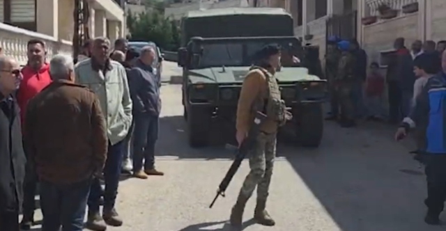 ΕΝΟΠΛΟΙ ΚΑΙ ΘΩΡΑΚΙΣΜΕΝΑ ΟΧΗΜΑΤΑ ΣΥΝΟΔΕΥΣΑΝ ΤΟ ΚΟΝΒΟΙ ΒΟΗΘΕΙΑΣ ΓΙΑ ΤΑ ΧΡΙΣΤΙΑΝΙΚΑ ΧΩΡΙΑ ΤΟΥ ΛΙΒΑΝΟΥ, ΧΕΙΡΟΚΡΟΤΟΥΣΑΝ ΟΙ ΚΑΤΟΙΚΟΙ