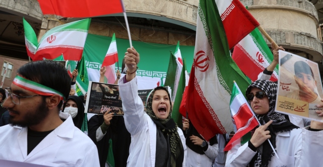 ΦΡΙΚΗ ΣΤΟ ΙΡΑΝ: ΒΙΑΣΜΟΙ ΚΑΙ ΒΑΣΑΝΙΣΤΗΡΙΑ ΝΟΣΗΛΕΥΤΡΙΩΝ ΑΠΟ ΔΥΝΑΜΕΙΣ ΑΣΦΑΛΕΙΑΣ ΕΠΕΙΔΗ ΒΟΗΘΗΣΑΝ ΔΙΑΔΗΛΩΤΕΣ