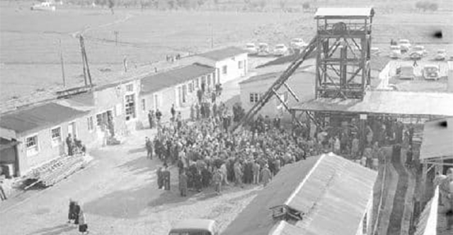 13 &Mu;&alpha;&rho;&tau;ί&omicron;&upsilon; 1944: &Tau;&omicron; &mu;&pi;&lambda;ό&kappa;&omicron; &tau;&eta;&sigmaf; &Kappa;&alpha;&lambda;&omicron;&gamma;&rho;έ&zeta;&alpha;&sigmaf;, &alpha;&pi;ό &Chi;&omega;&rho;&omicron;&phi;&upsilon;&lambda;&alpha;&kappa;ή &kappa;&alpha;&iota; &Tau;ά&gamma;&mu;&alpha;&tau;&alpha; &Alpha;&sigma;&phi;&alpha;&lambda;&epsilon;ί&alpha;&sigmaf;, &mu;&epsilon; &Gamma;&epsilon;&rho;&mu;&alpha;&nu;&omicron;ύ&sigmaf;&hellip;&phi;&omega;&tau;&omicron;&gamma;&rho;ά&phi;&omicron;&upsilon;&sigmaf; &kappa;&alpha;&iota; &omicron;&iota; &epsilon;&kappa;&tau;&epsilon;&lambda;έ&sigma;&epsilon;&iota;&sigmaf; 23 &alpha;&theta;ώ&omega;&nu; &pi;&omicron;&lambda;&iota;&tau;ώ&nu;