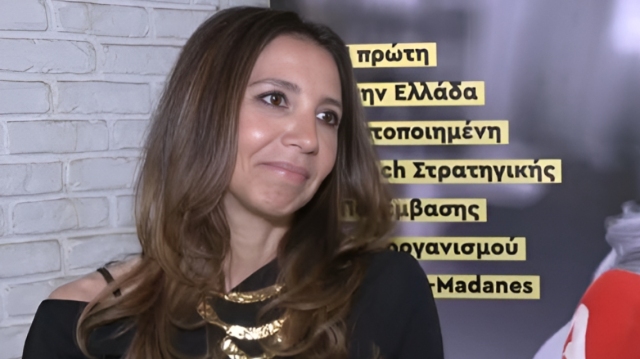 &Eta; &Mu;&alpha;&rho;ί&alpha; &Epsilon;&lambda;έ&nu;&eta; &Lambda;&upsilon;&kappa;&omicron;&upsilon;&rho;έ&zeta;&omicron;&upsilon; &alpha;&nu;&tau;έ&delta;&rho;&alpha;&sigma;&epsilon; &sigma;&epsilon; &epsilon;&rho;ώ&tau;&eta;&sigma;&eta; &gamma;&iota;&alpha; &tau;&eta;&nu; &alpha;&lambda;&lambda;&alpha;&gamma;ή &tau;&omicron;&upsilon; &omicron;&nu;ό&mu;&alpha;&tau;ό&sigmaf; &tau;&eta;&sigmaf;: &laquo;&Pi;&lambda;ή&tau;&tau;&omega;&raquo;