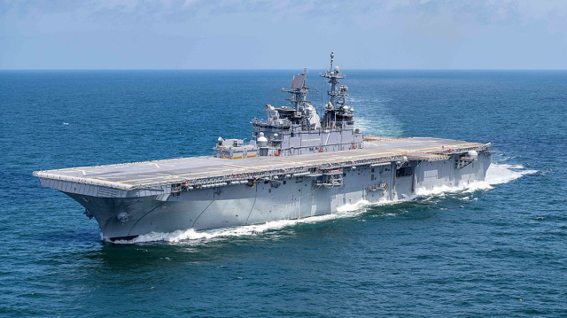 ΑΝΟΙΧΤΑ ΤΗΣ ΣΙΓΚΑΠΟΥΡΗΣ ΚΑΙ ΠΡΟΣ ΤΗ ΜΕΣΗ ΑΝΑΤΟΛΗ ΤΟ ΑΠΟΒΑΤΙΚΟ ΠΛΟΙΟ ΤΩΝ ΗΠΑ USS TRIPOLI ΜΕ ΧΙΛΙΑΔΕΣ ΠΕΖΟΝΑΥΤΕΣ