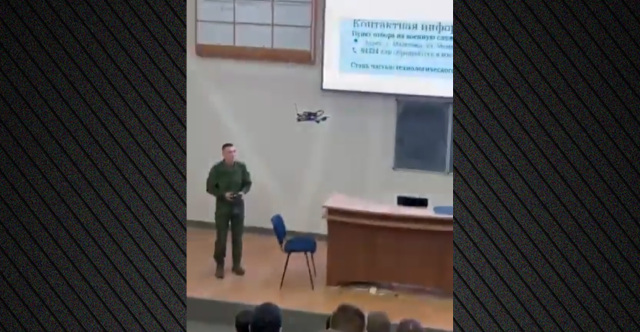 ΡΩΣΟΣ ΣΤΡΑΤΙΩΤΗΣ ΠΕΤΑ DRONE ΜΕΣΑ ΣΕ ΑΙΘΟΥΣΑ ΠΑΝΕΠΙΣΤΗΜΙΟΥ ΚΑΙ ΠΡΟΚΑΛΕΙ ΑΤΥΧΗΜΑ: ΔΕΙΤΕ ΒΙΝΤΕΟ