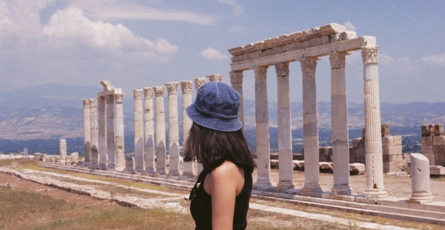 Study in Greece: &laquo;&Eta; &epsilon;&lambda;&lambda;&eta;&nu;&iota;&kappa;ή &gamma;&lambda;ώ&sigma;&sigma;&alpha;: &mu;ί&alpha; &pi;ύ&lambda;&eta; &gamma;&iota;&alpha; &tau;&omicron;&nu; &kappa;ό&sigma;&mu;&omicron;&raquo; &omicron; &tau;ί&tau;&lambda;&omicron;&sigmaf; &tau;&eta;&sigmaf; &eta;&mu;&epsilon;&rho;ί&delta;&alpha;&sigmaf; &gamma;&iota;&alpha; &tau;&eta;&nu; &pi;&alpha;&gamma;&kappa;ό&sigma;&mu;&iota;&alpha; &epsilon;&lambda;&lambda;&eta;&nu;&omicron;&mu;ά&theta;&epsilon;&iota;&alpha;