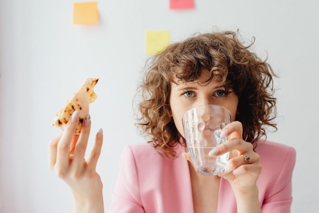 ΤΟ ΝΕΡΟ ΣΤΗΝ ΚΑΘΗΜΕΡΙΝΟΤΗΤΑ ΤΗΣ ΓΥΝΑΙΚΑΣ – ΠΩΣ ΝΑ ΕΝΥΔΑΤΩΘΟΥΜΕ ΕΞΥΠΝΑ, ΣΥΜΦΩΝΑ ΜΕ ΤΗ ΔΙΑΤΡΟΦΟΛΟΓΟ