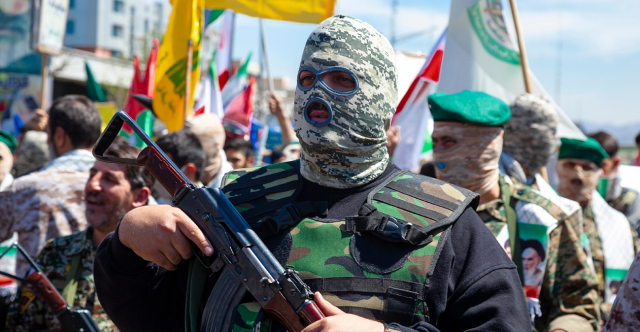 «ΔΕΝ ΘΑ ΕΙΣΤΕ ΑΣΦΑΛΕΙΣ ΠΟΥΘΕΝΑ ΣΤΟΝ ΚΟΣΜΟ, ΘΑ ΧΤΥΠΗΣΟΥΜΕ ΣΕ ΠΑΡΚΑ ΚΑΙ ΣΕ ΤΟΥΡΙΣΤΙΚΑ ΘΕΡΕΤΡΑ»: ΑΠΕΙΛΕΣ ΤΗΣ ΤΕΧΕΡΑΝΗΣ ΣΕ ΑΜΕΡΙΚΑΝΟΥΣ ΚΑΙ ΙΣΡΑΗΛΙΝΟΥΣ ΑΞΙΩΜΑΤΟΥΧΟΥΣ