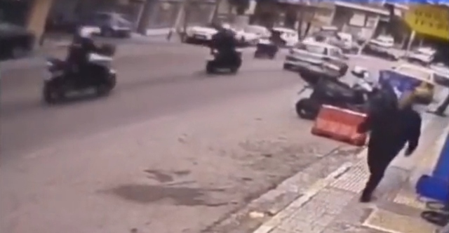 ΑΘΩΩΘΗΚΕ Ο ΓΝΩΣΤΟΣ ΤΡΑΠΕΡ ΠΟΥ ΣΥΝΕΛΗΦΘΗ ΣΤΑ ΑΝΩ ΠΑΤΗΣΙΑ, ΕΝΟΧΟΣ ΓΙΑ ΟΠΛΟΦΟΡΙΑ Ο ΟΔΗΓΟΣ ΤΗΣ ΜΗΧΑΝΗΣ