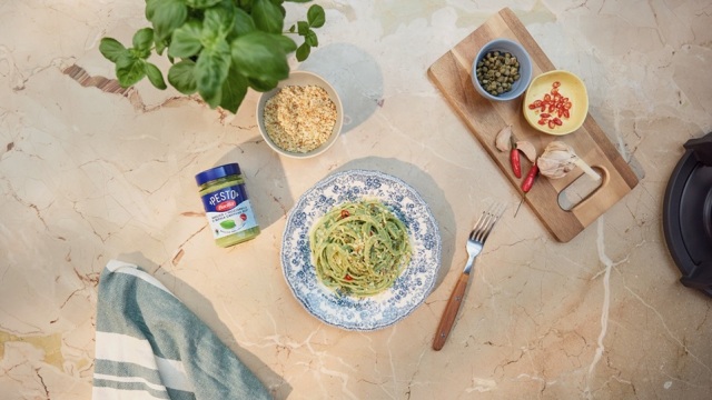 &Alpha;&pi;ό &zeta;&upsilon;&mu;&alpha;&rho;&iota;&kappa;ά &mu;έ&chi;&rho;&iota; &sigma;&alpha;&lambda;ά&tau;&epsilon;&sigmaf;: &Eta; &kappa;&rho;&epsilon;&mu;ώ&delta;&eta;&sigmaf; pesto &pi;&omicron;&upsilon; &tau;&alpha;&iota;&rho;&iota;ά&zeta;&epsilon;&iota; &pi;&alpha;&nu;&tau;&omicron;ύ