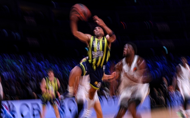 Με ηγέτη τον Χόρτον – Τάκερ επέστρεψε στις νίκες η Φενέρ, 79-75 την Αρμάνι, βίντεο 