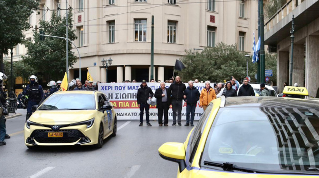 ΑΠΕΡΓΟΥΝ ΓΙΑ ΤΕΤΑΡΤΗ ΗΜΕΡΑ ΟΙ ΟΔΗΓΟΙ ΤΑΞΙ ΣΤΗΝ ΑΤΤΙΚΗ, ΣΥΓΚΕΝΤΡΩΣΗ ΚΑΙ ΠΟΡΕΙΑ ΣΤΟ ΚΕΝΤΡΟ