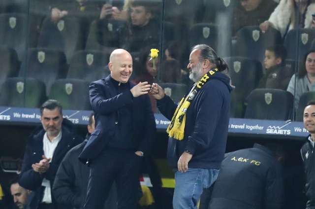 Ωραία κίνηση του Ηλιόπουλου: Έδωσε ένα κίτρινο τριαντάφυλλο στον Νίκολιτς μετά τη νίκη της ΑΕΚ με την Κηφισιά